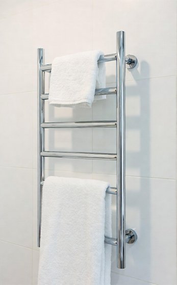 Chrome Tail Rail with Towels on.